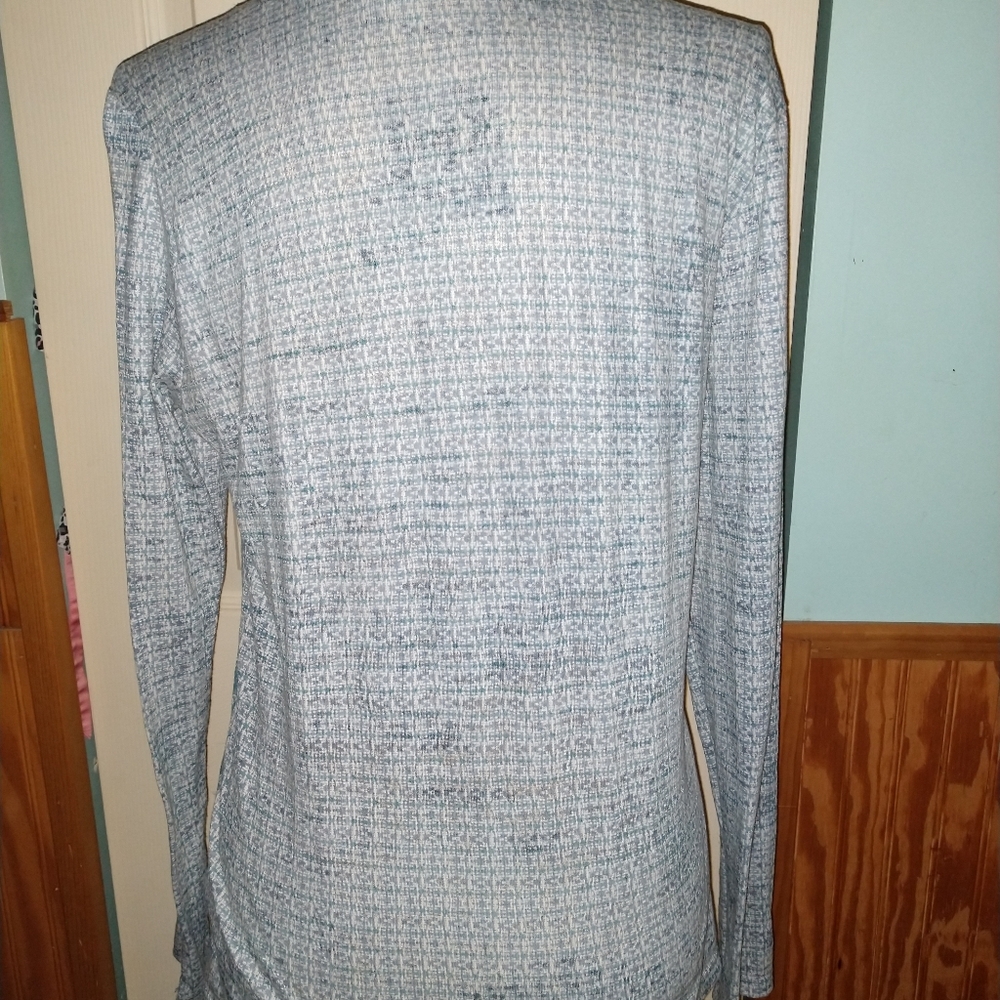 Like New Large Lightweight Long Sleeve Shirt - Picture 3 of 4